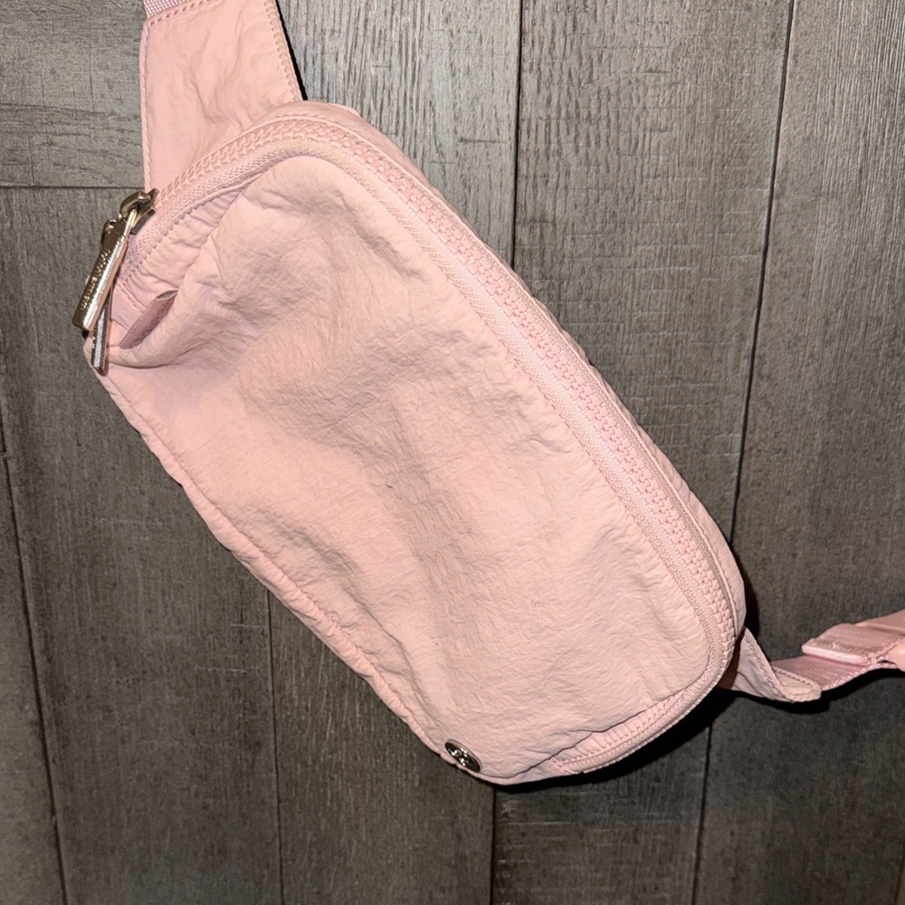 Lululemon Preowned Light Pink, Metal Zipper Crossbody Bag/Purse (Authentic)